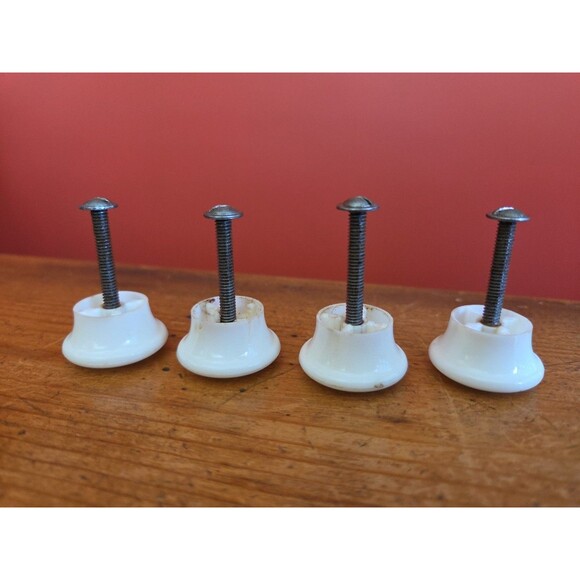 4 Vtg White Plastic Door Knobs Drawer Cabinet Pulls 1" Dia With 1 1/4" Screws - Picture 2 of 6